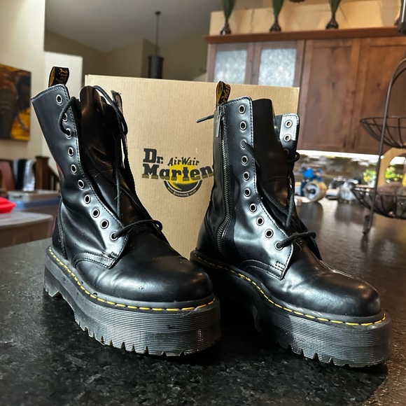 Womens Jaden platform Dr Martin boots sz 7. Only worn once they are too small - Picture 4 of 4